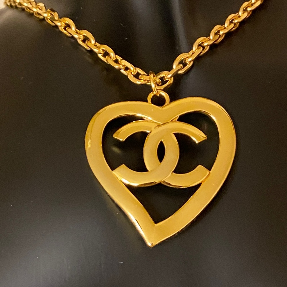 CHANEL Gold Heart Pendant Necklace with Interlocking CC - Picture 2 of 9